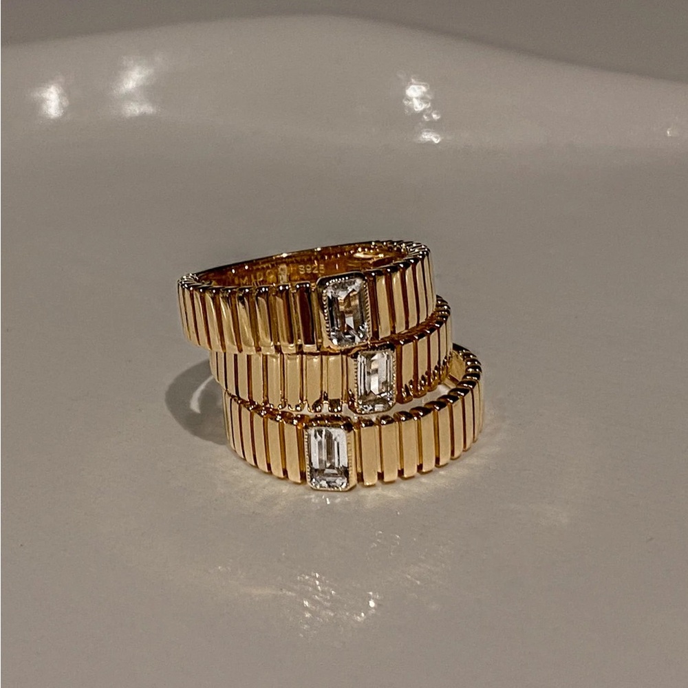 Solid gold ribbed ring ✨.